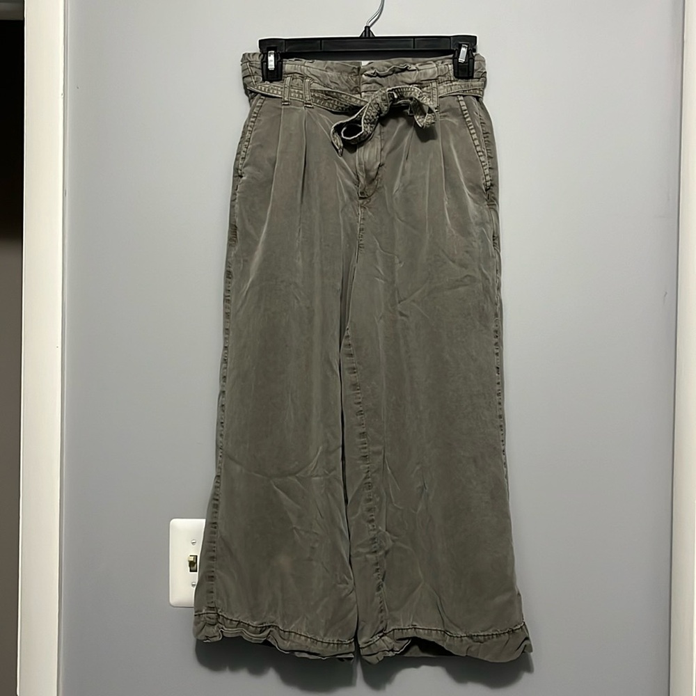 American Eagle green cropped pants